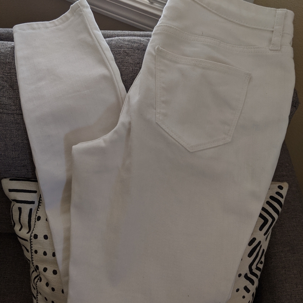 Universal Threads white skinny jeans, sz 6/28R